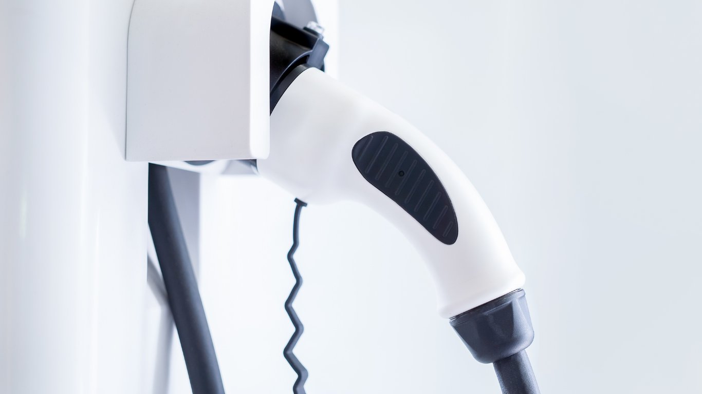 Ładowarka mobilna EV na tle samochodu elektrycznego od Feyree