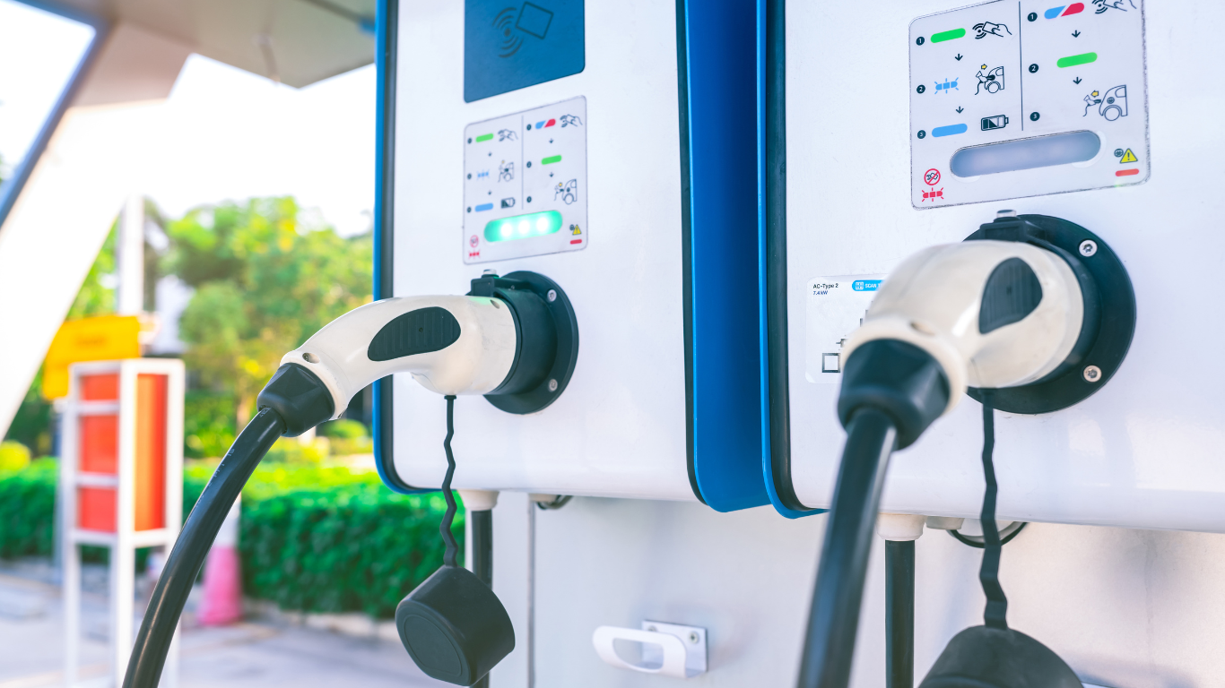 Ładowarka mobilna EV na tle samochodu elektrycznego od Feyree