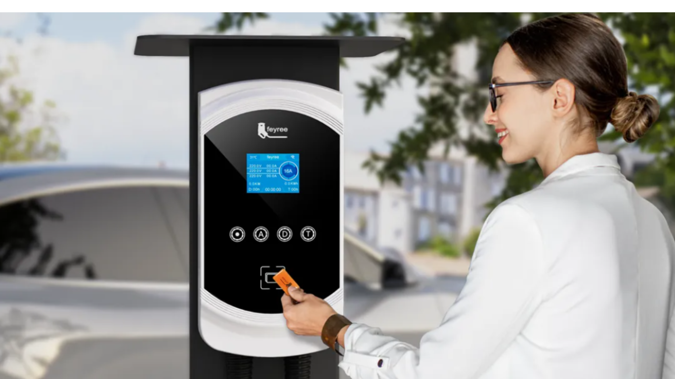 Ładowarka Wallbox przy domu na podjeździe